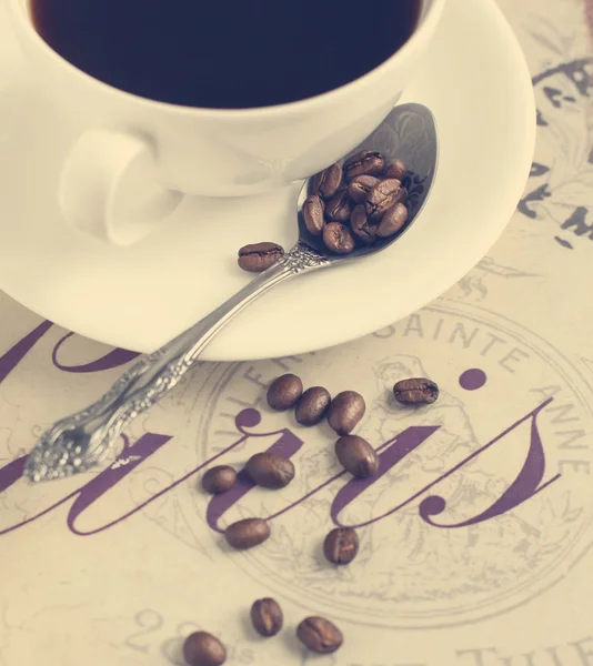 Tasse Kaffee und Kaffeebohnen. Selektiver Fokus auf Kaffeebohnen — Stockfoto