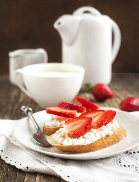 Fresh bread with Cottage cheese, strawberry and honey — Stock Photo, Image