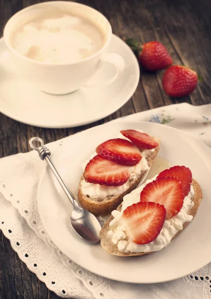 Frisches Brot mit Quark, Erdbeere und Honig. — Stockfoto