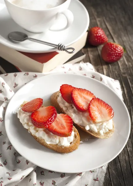 Fresh bread with Cottage cheese, strawberry and honey. — Stock Photo, Image
