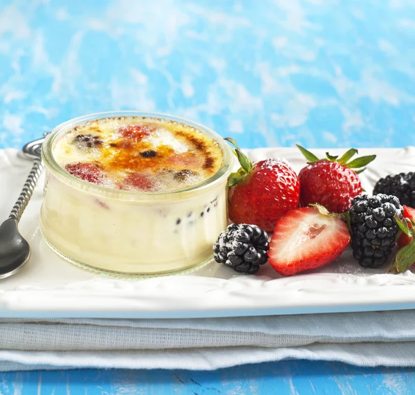 Crème brulée aux baies — Photo