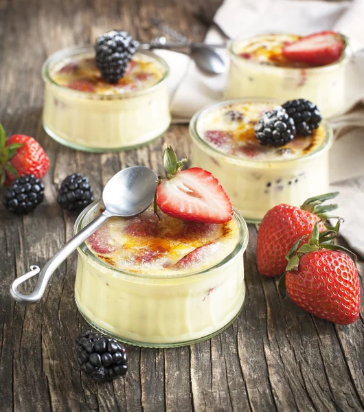 Berry Creme brulee — Stock Photo, Image