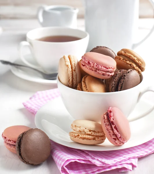 Maccheroni francesi. Maccheroni di caffè, cioccolato, vaniglia e lampone — Foto Stock