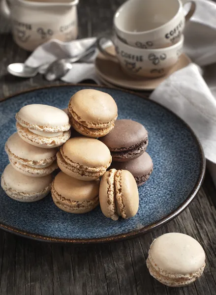 Frans bitterkoekjes. koffie, chocolade en vanilla macarons — Stockfoto