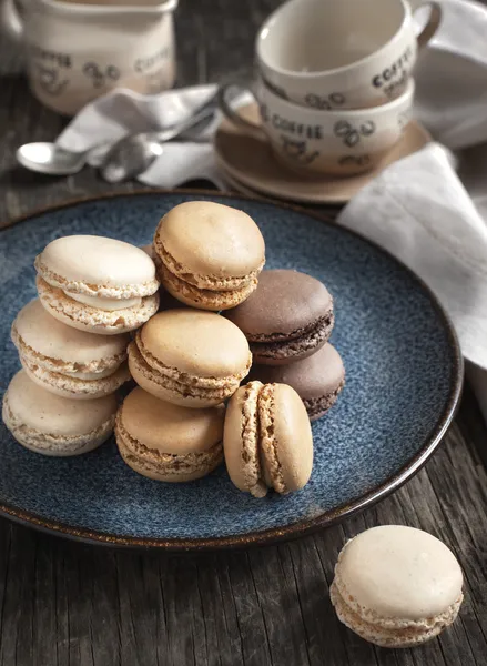 französischer Makronen. Kaffee, Schokolade und Vanille macarons