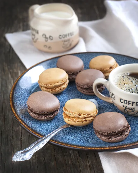 Frans bitterkoekjes. koffie en chocolade macarons — Stockfoto