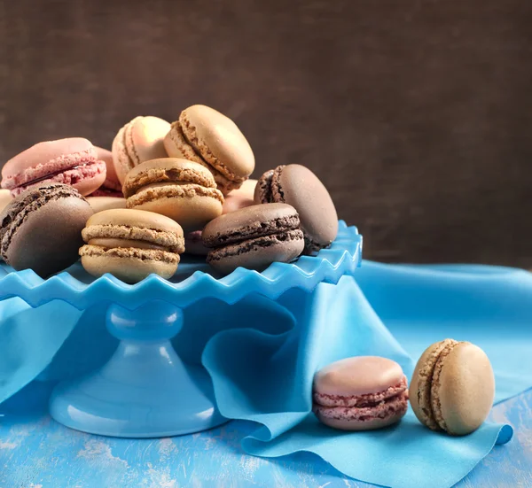 Macarrones franceses. Macarrones de café, chocolate, vainilla y frambuesa —  Fotos de Stock