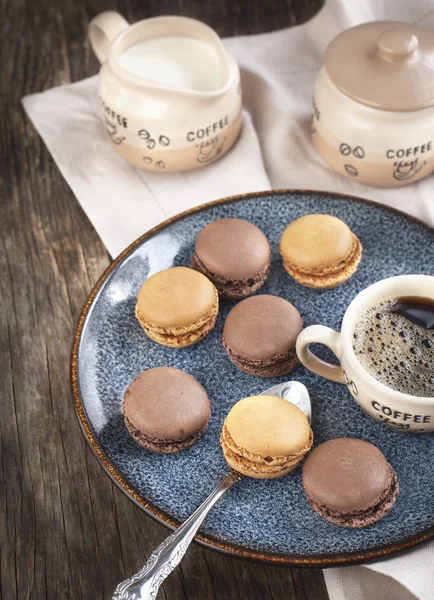 Frans bitterkoekjes. koffie en chocolade macarons — Stockfoto