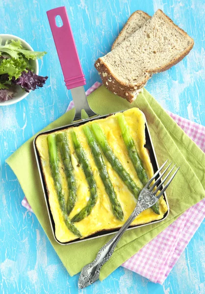 Omelet with green asparagus — Stock Photo, Image