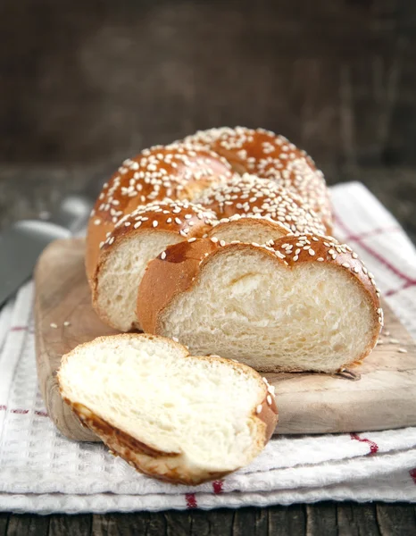 Свежеиспечённый сладкий плетеный хлеб — стоковое фото