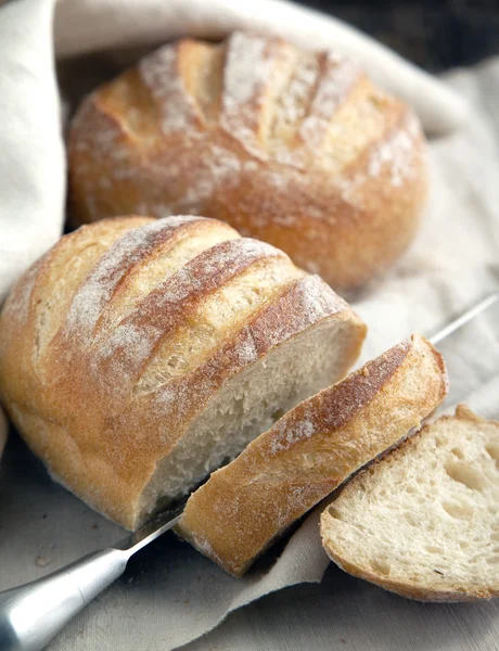 Свежеиспеченный традиционный хлеб — стоковое фото