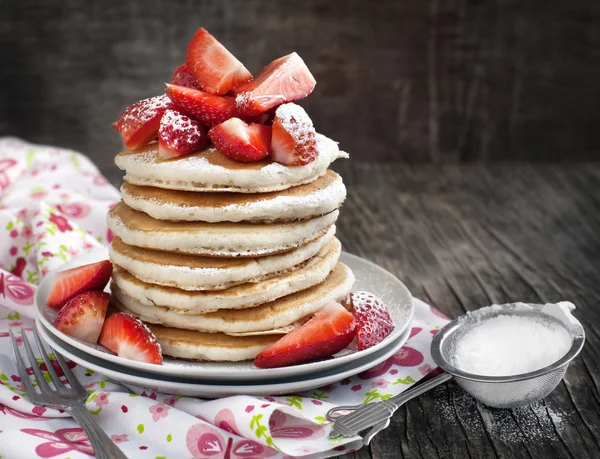 Stack of pancakes with fresh strawberry — Stock Photo, Image