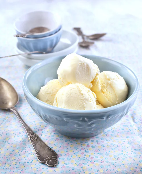 Vanilla ice cream in blue bowl — Stock Photo, Image