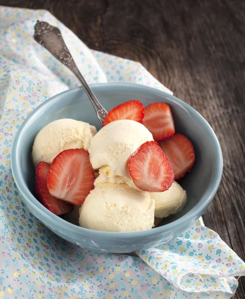 Vanilla ice cream with strawberry in blue bowl — Stock Photo, Image