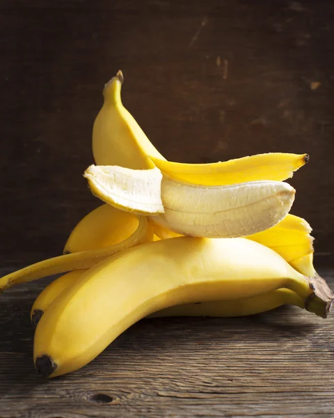 Färska bananer på trä bakgrund — Stockfoto