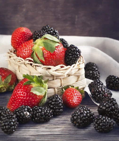 Fresh strawberries and blackberries in basket — Stock Photo, Image