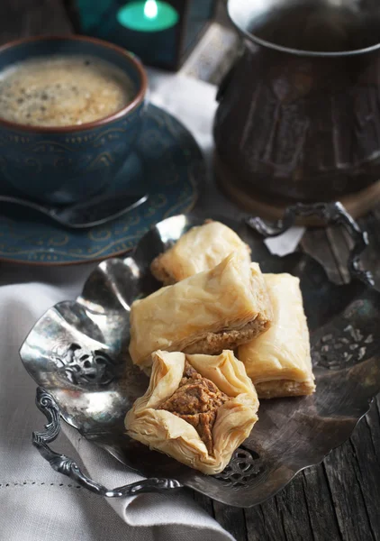 果仁蜜饼以蜂蜜和坚果 — — 传统的土耳其甜点 — 图库照片