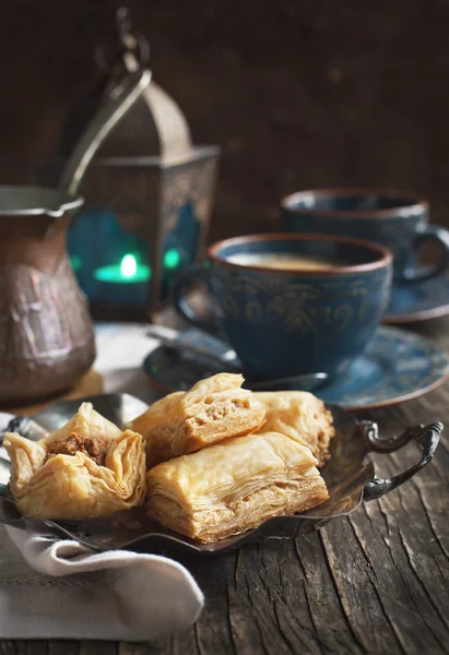 果仁蜜饼以蜂蜜和坚果 — — 传统的土耳其甜点 — 图库照片