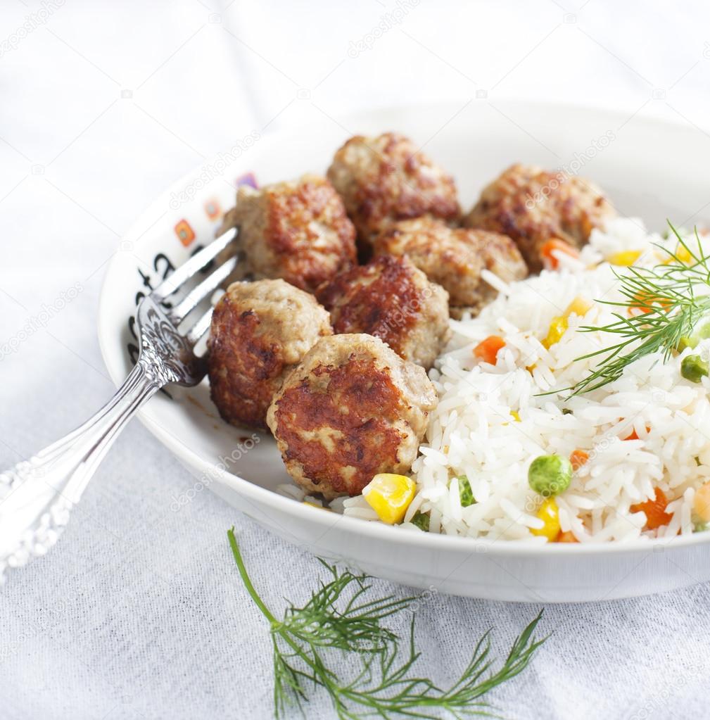 Meatballs and rice with mixed vegetables. Selective focus — Stock Photo