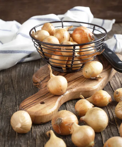 Pearl onions on a wooden table — Stock Photo, Image