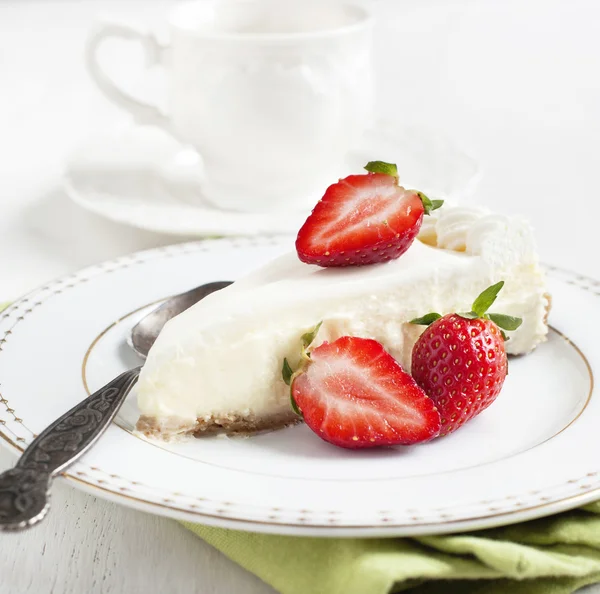 Pezzo di torta di formaggio con fragola — Foto Stock