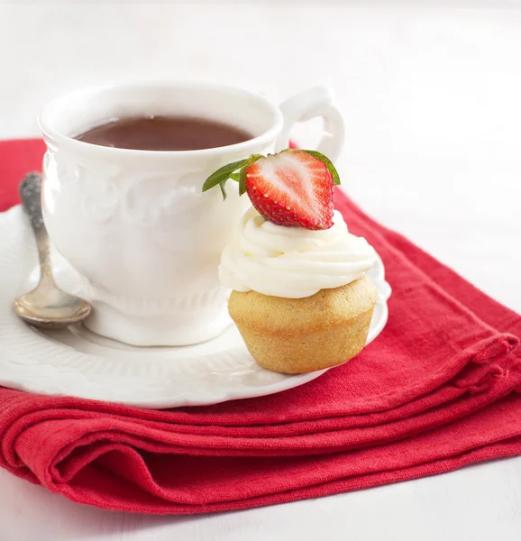 Cupcake et tasse de thé — Photo