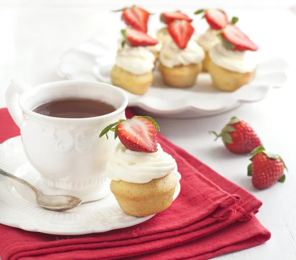 Cupcake and cup of tea — Stock Photo, Image