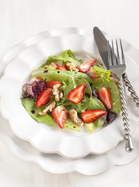Green salad with strawberry — Stock Photo, Image