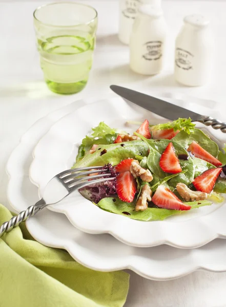 Yeşil salata ile çilek — Stok fotoğraf