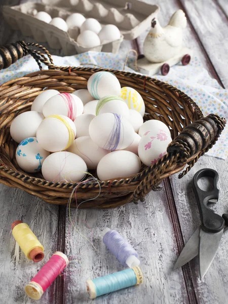 Œufs de Pâques dans le panier — Photo