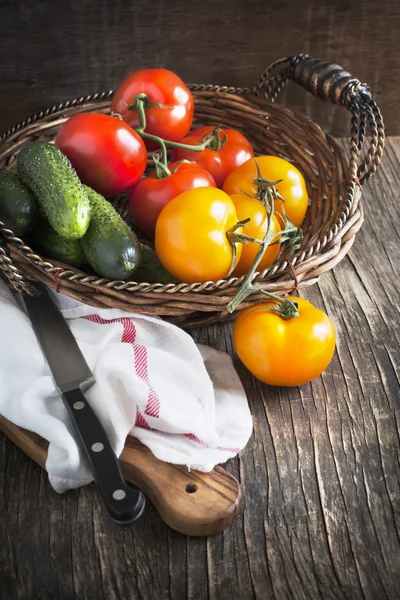 Свежие овощи в корзине — стоковое фото