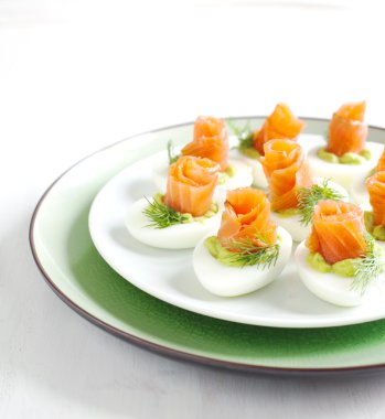 yumurta dolması. Katı pişmiş yumurta avokado Dolum ve somon füme
