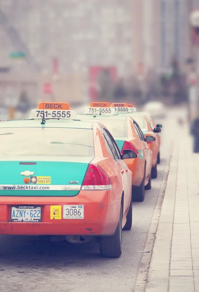 TORONTO, CANADA - APRIL 12: Taxi cabs lined up waiting for customers — Stock Photo, Image