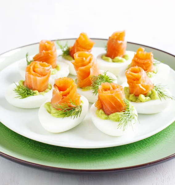 yumurta dolması. Katı pişmiş yumurta avokado Dolum ve somon füme