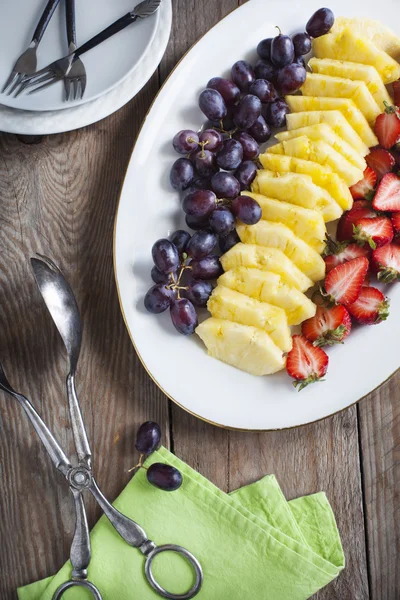 Свежие ягоды и фрукты на тарелке — стоковое фото