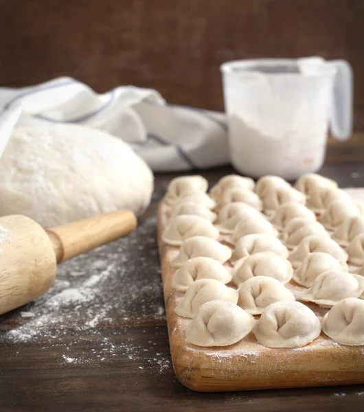 Pelmeni tradizionali russi con carne. crudo appena fatto crudo — Foto Stock