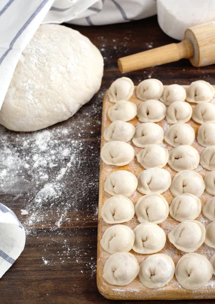 Pelmeni ruso tradicional con carne. Crudo recién hecho sin cocer —  Fotos de Stock