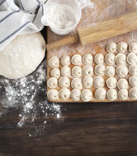 Russische traditionelle Pelmeni mit Fleisch. roh frisch gekocht — Stockfoto