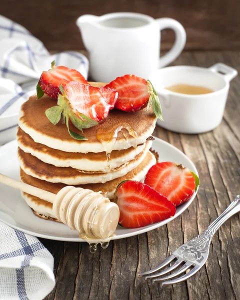 Stack of pancakes with strawberry and honey — Stock Photo, Image