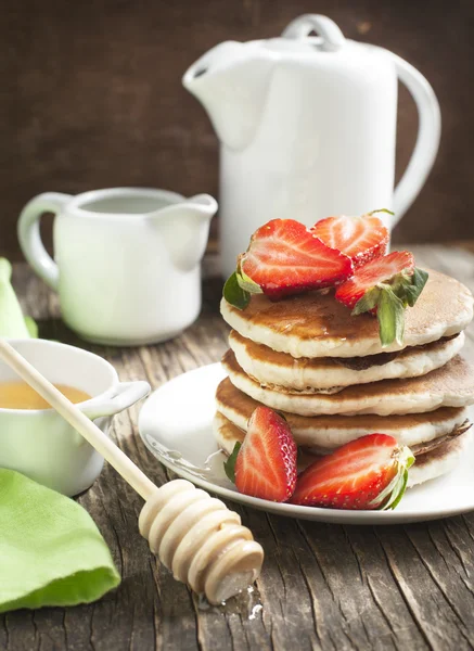 Stack of pancakes with strawberry and honey — Stock Photo, Image