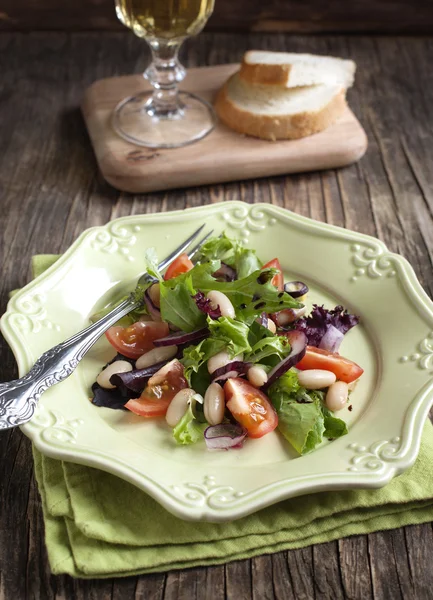 Salad with tomato and white beans — Stock Photo, Image