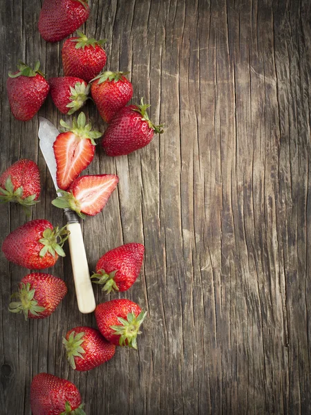 나무 바탕에 신선한 딸기입니다. 여름 유기농 베리. — 스톡 사진