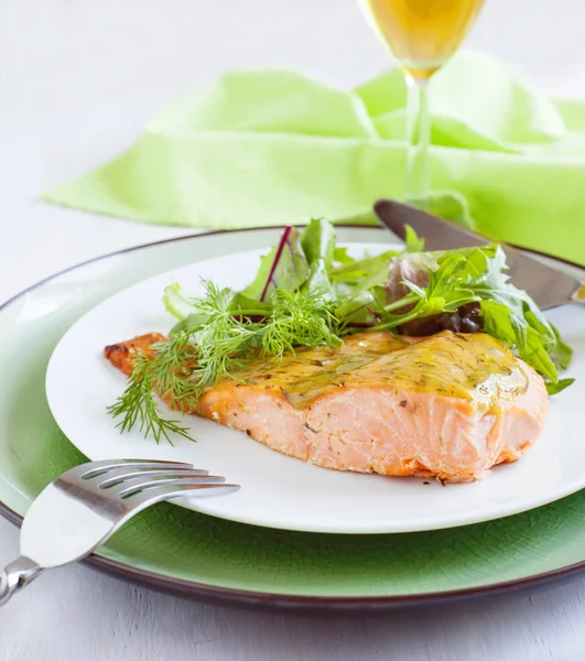 Salmón al horno con salsa de mostaza —  Fotos de Stock