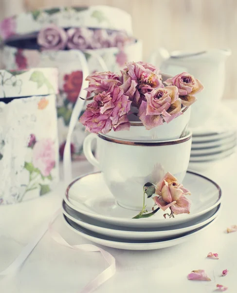 Natura morta vintage con rose secche — Foto Stock