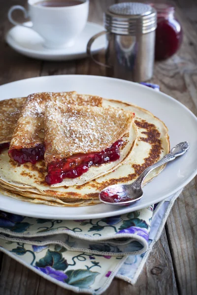 Crepes con mermelada de arándanos rojos — Zdjęcie stockowe