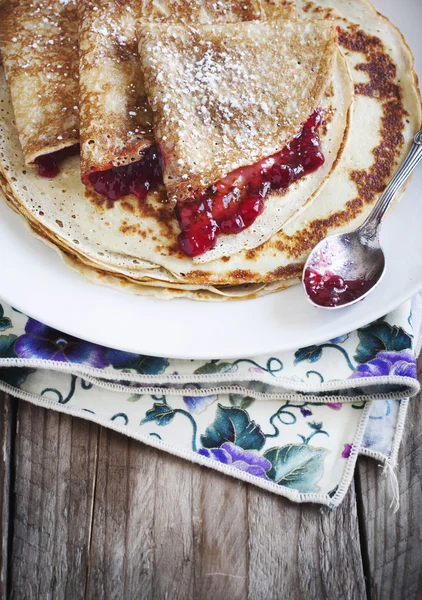 Pannenkoeken met bosbessensap jam — Stockfoto