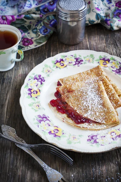 Crepes con mermelada de arándanos rojos — Zdjęcie stockowe