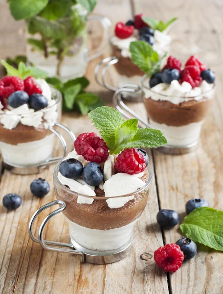 Witte chocolade en melk chocolade mousse met bessen en meringue — Stockfoto
