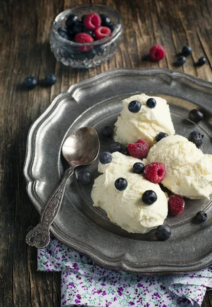 Vanilla ice cream with berries — Stock Photo, Image