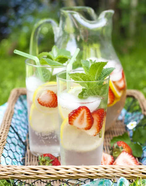 草莓的柠檬水。选择性焦点 — 图库照片